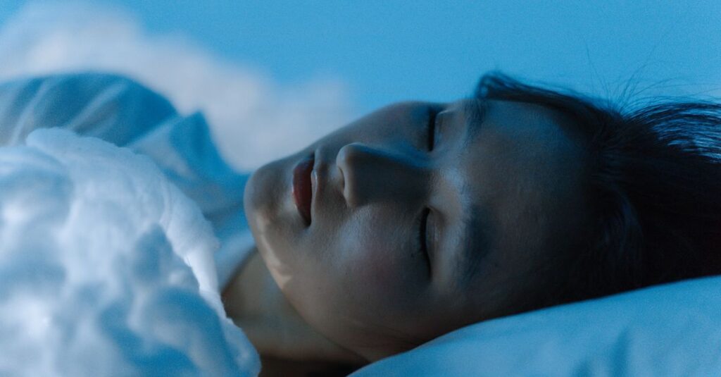 月明かりの中で静かに横たわる女性。眠れない夜も、安心して体を休めていい。