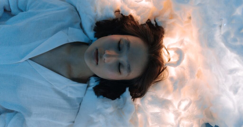 月明かりの中で静かに横たわる女性。眠れない夜も、安心して体を休めていい。
