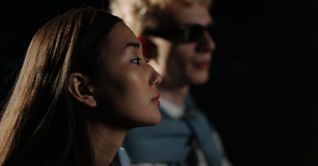 薬草と静かな光に包まれた思慮深い女性。真実を見ずにいられない、マオマオのような在り方。