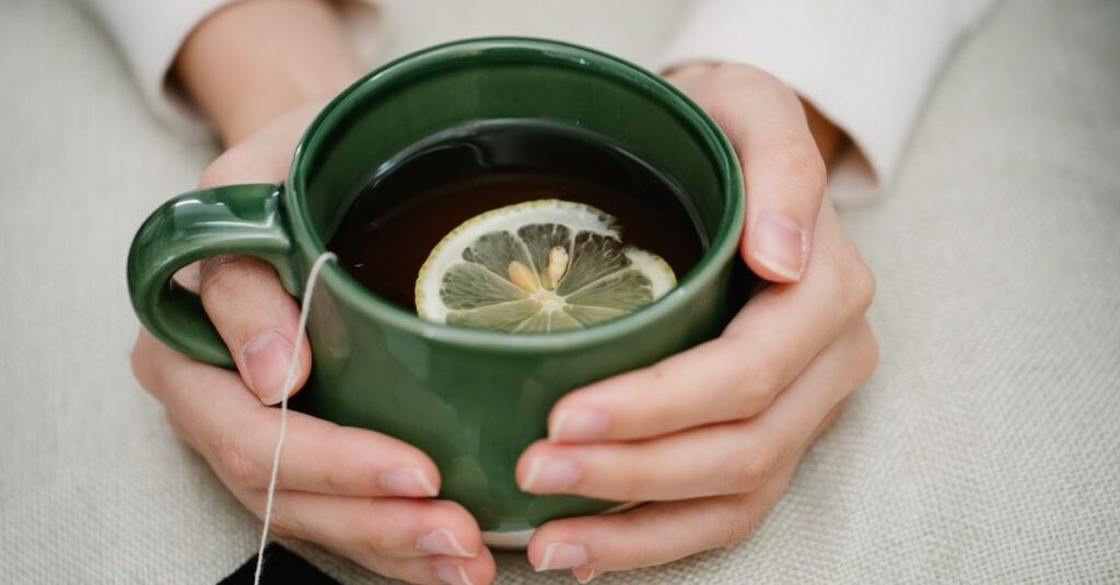 あたたかいお茶を両手で包む朝の時間。小さな自分へのいたわりが、一日の土台になる。