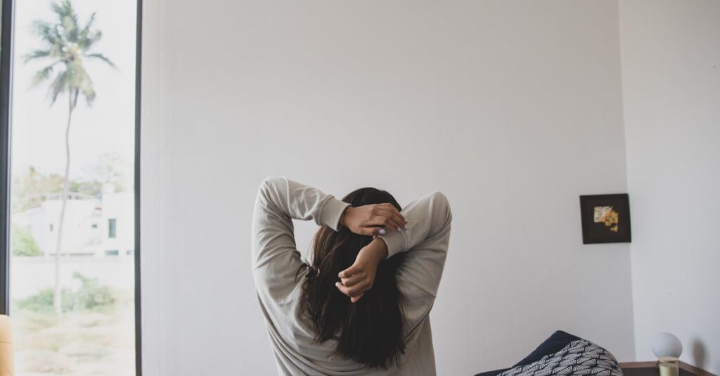 朝の光が差し込む窓辺で静かに座る女性。新しい一日を、やわらかく迎える準備。