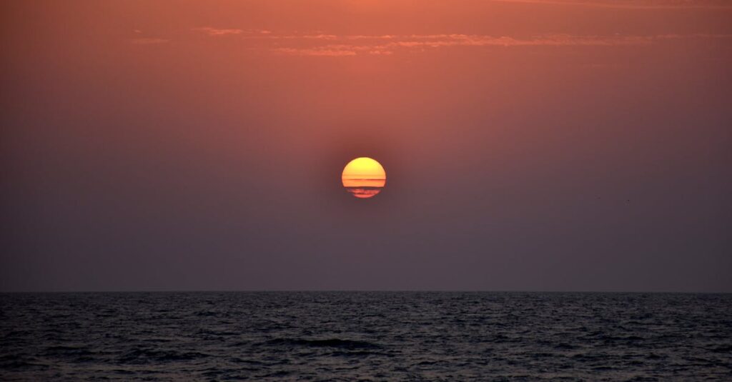 同じ空に静かに共存する太陽と月。互いを感じながら、世界を回している。