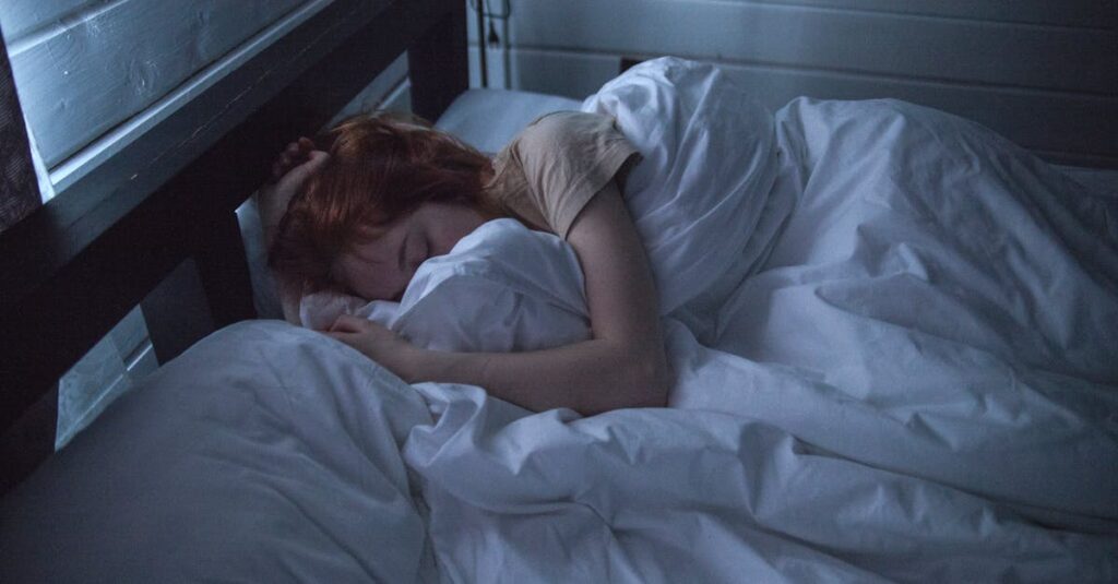 月明かりの中で静かに横たわる女性。眠れない夜も、安心して体を休めていい。