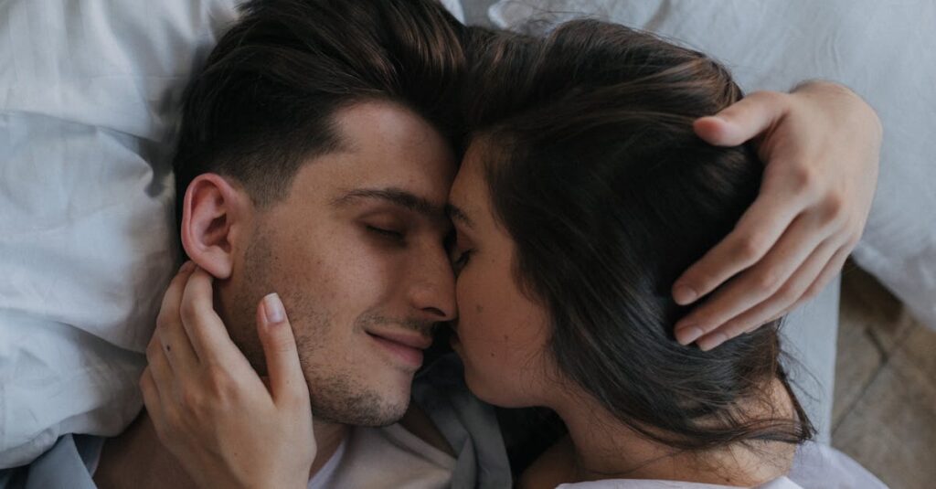 やさしい気持ちで恋を伝えようとするアニメキャラクターのイメージ