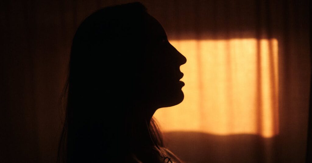 雨の夜に静かに感情と向き合う人。水の星座の月は、感情の深さに共鳴する物語に癒される。