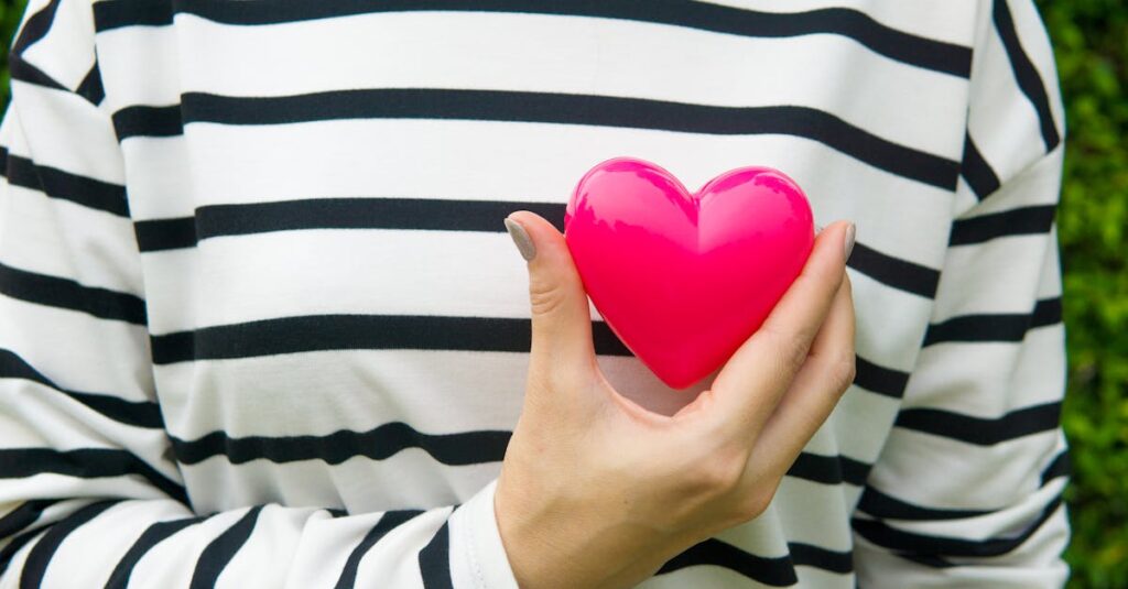 胸に手を当て、自分の心に語りかける女性。やさしい光に包まれた自己対話の瞬間。