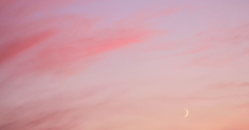 夜明けの空に太陽と月が共に輝く。頑張る自分と休む自分、どちらも大切にしていい。