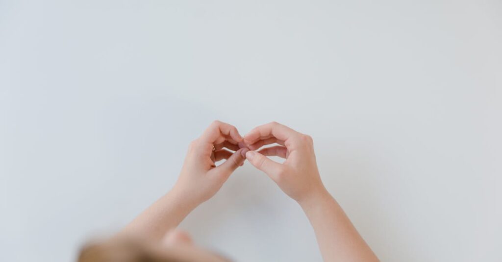 時間がゆっくり流れる静かな小道。答えが育っていく時間の豊かさを象徴する風景。