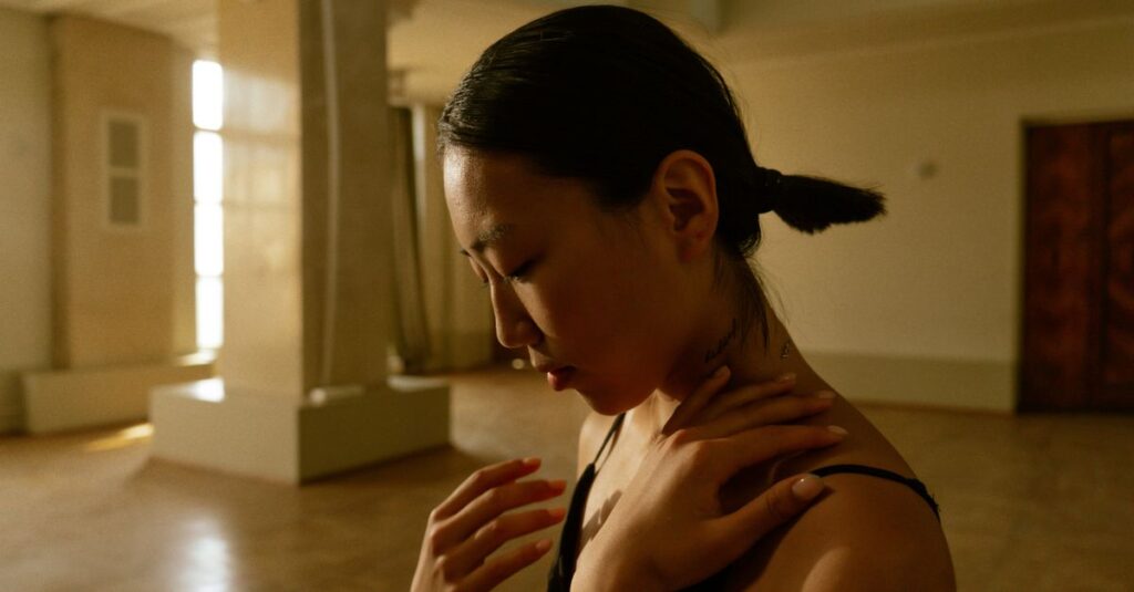 答えを急ぎながら焦る女性。早く決めなきゃという焦りを象徴する静かな風景。