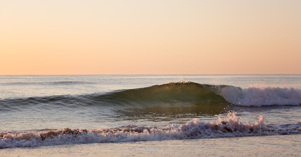 穏やかな波を見つめる女性。心の揺れを静かに受け止める優しい時間。