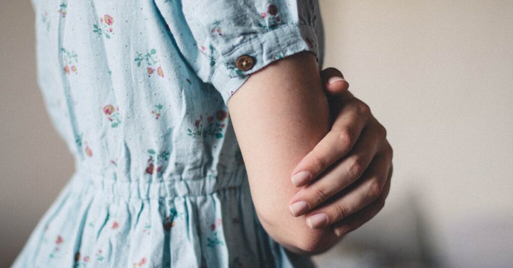 胸にそっと手を当てる女性。自分の気持ちをまず自分が受け取る静かな時間を象徴する風景。