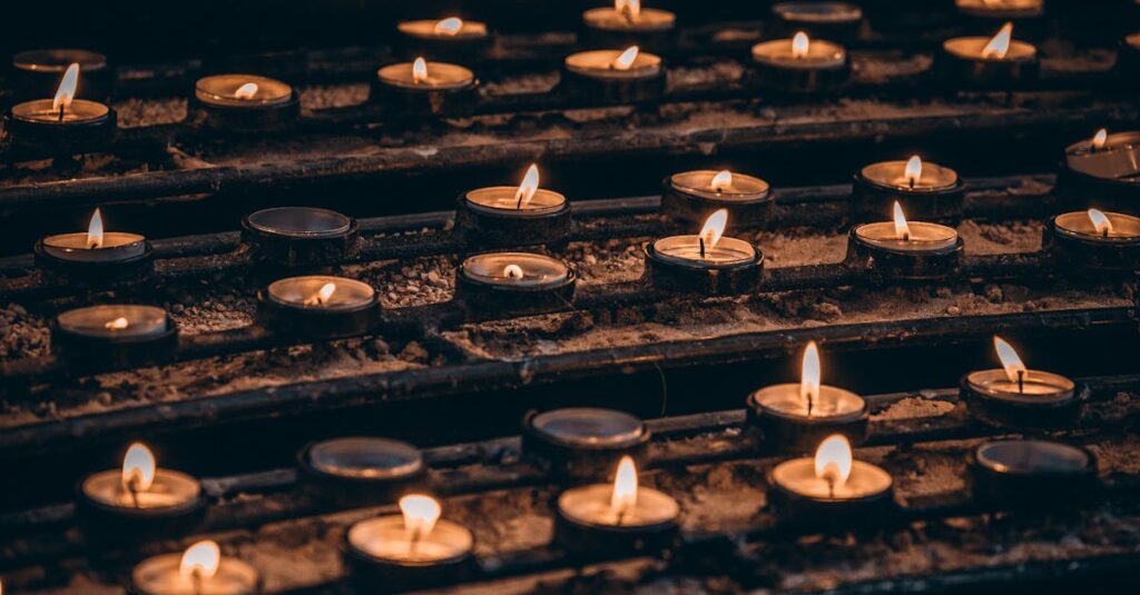 静かな夜に胸の灯りを感じながら目を閉じる人。孤独の中で見つけた小さな光が心を優しく包む。