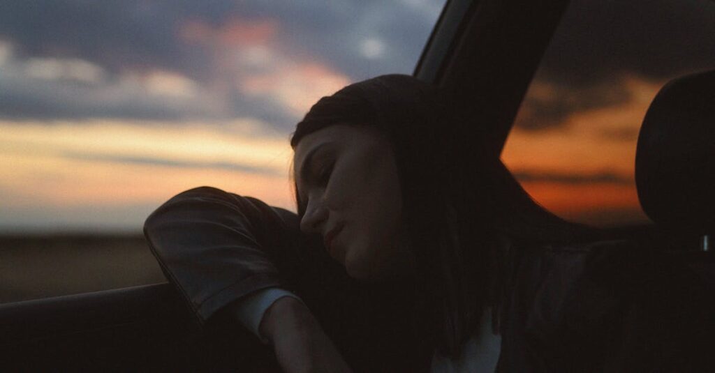 やわらかな夕空の下、遠くまで続く道。急がなくてもいい未来を象徴する風景。