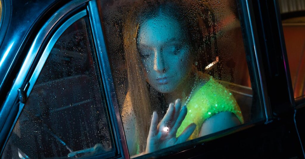 夜の窓辺で静かに座り、自分の気持ちと向き合う女性。飲み込んできた感情を思い出す静かな時間。