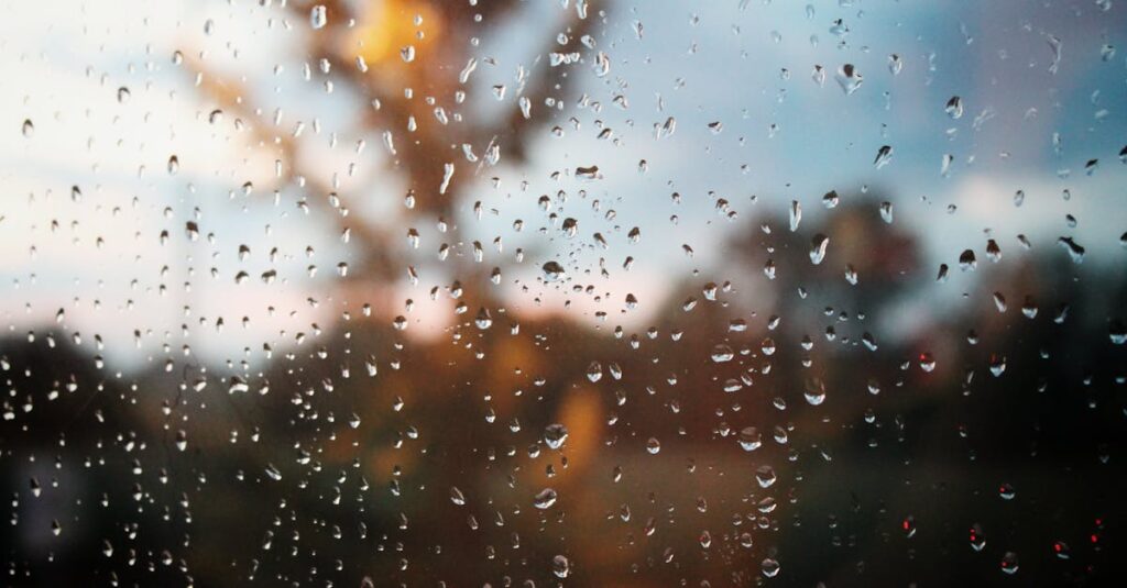 雨の日の窓辺で涙する女性。溜めてきた感情がそっとあふれる瞬間を象徴する風景。