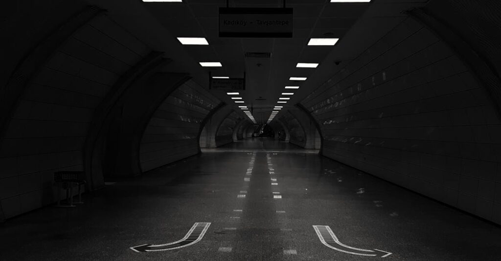 やわらかな光の中で、少し距離を置いて立つふたり。伝わらない気持ちの重さが、静かに漂っている。