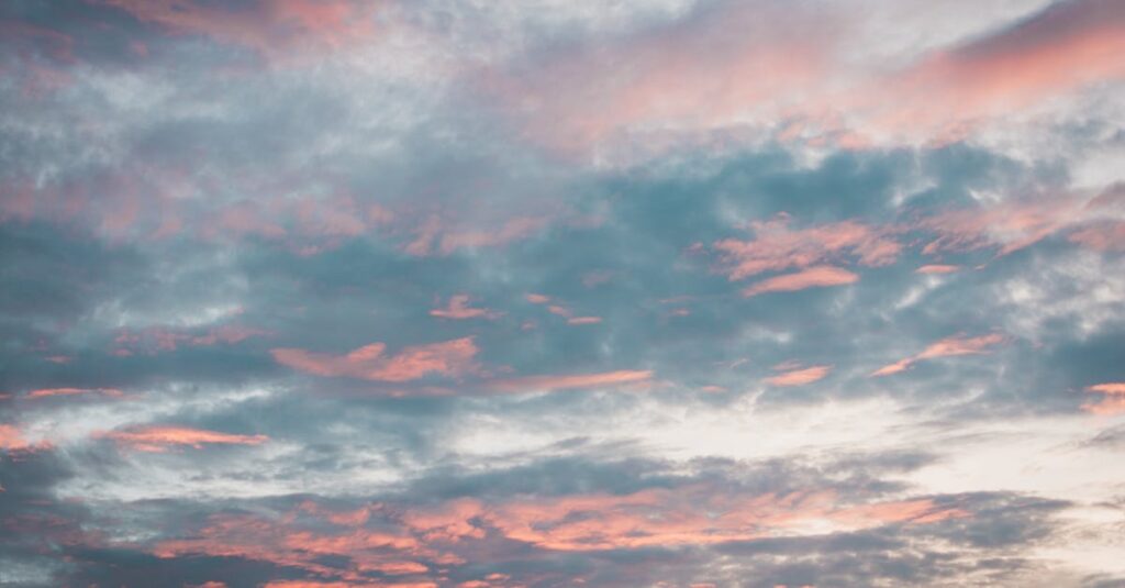 静かな夕暮れの空。流れる雲のように時間がやわらかく進んでいくイメージ。