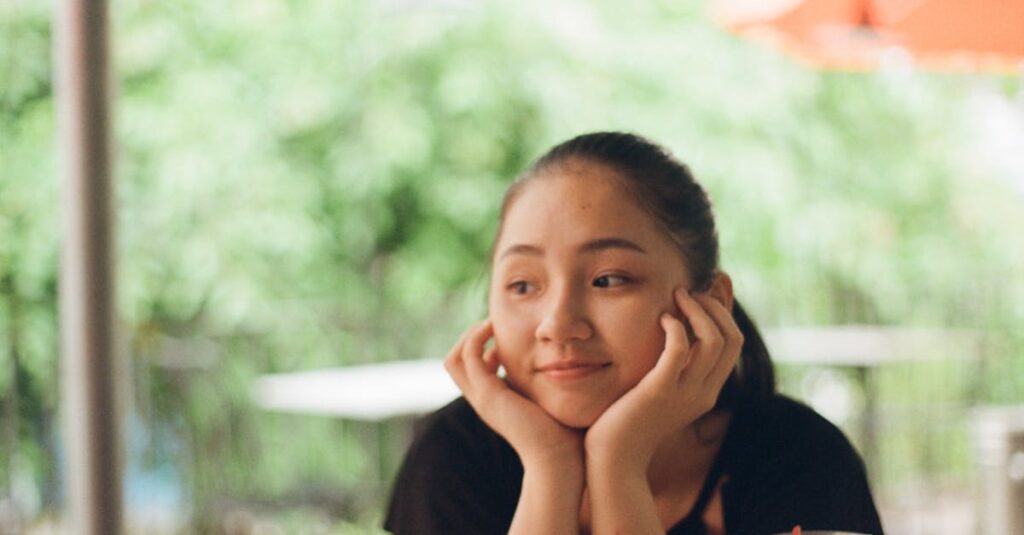 少し考え込みながらもやわらかく微笑む女性。自分の本音に気づき始めた穏やかな時間を象徴する情景。