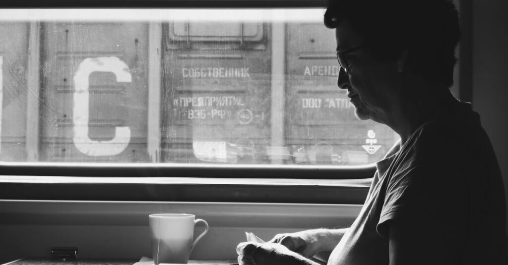やわらかな光の中で手紙を書く女性。役割を得る旅ではなく、心を取り戻す旅が始まっていた。