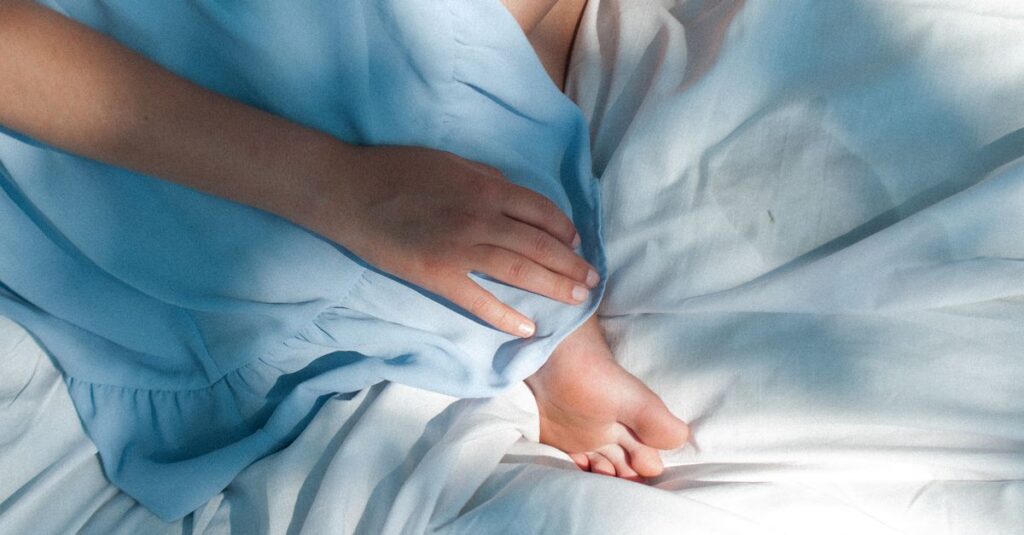 やわらかな朝の光の中で静かに休む女性。ゆっくり生きることは、自分への優しさの選択。
