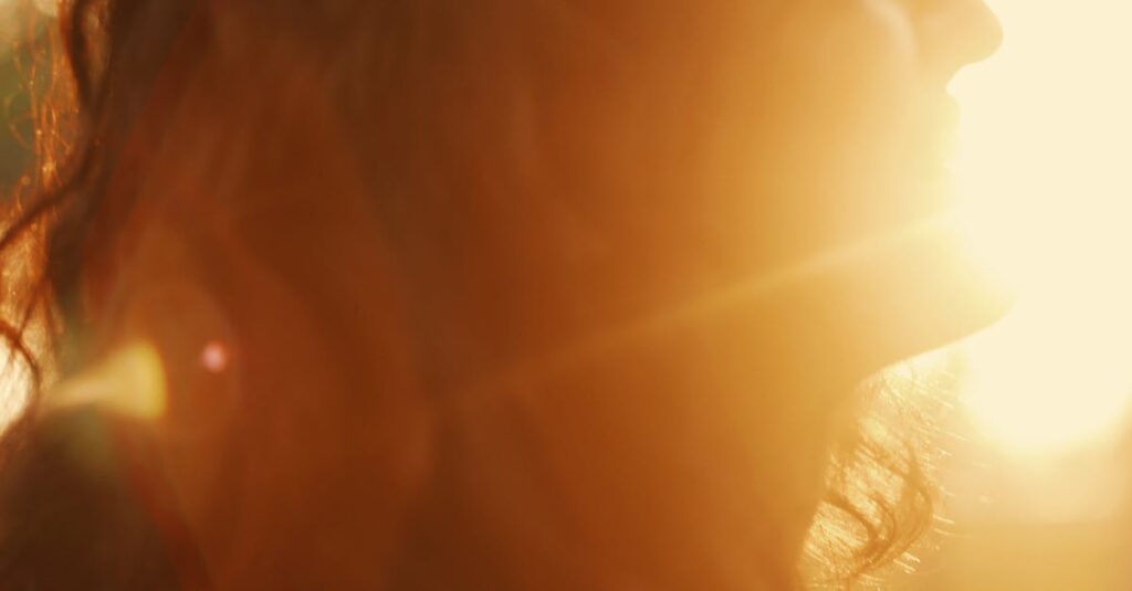 やわらかな光の中でほっとした表情の女性。感じることを許した後の静かな回復を象徴する風景。