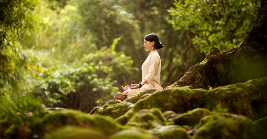 木漏れ日の中で静かに呼吸する女性。吸って、吐いて、今ここへ戻っていく。