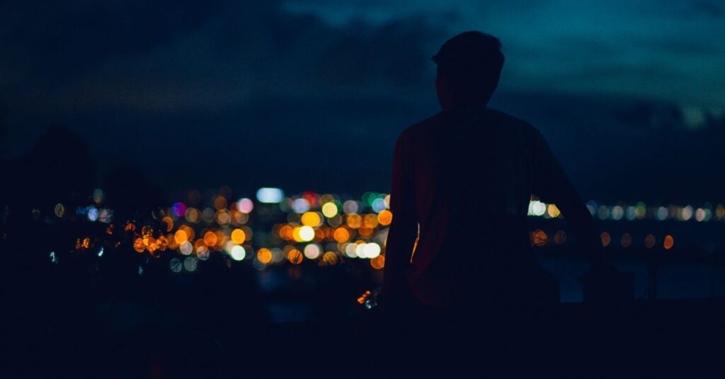 夜の静けさの中でひとり立つ人。何も言わなかったからこそ、守られたものがある。