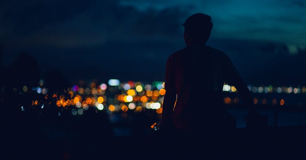 夜の静けさの中でひとり立つ人。何も言わなかったからこそ、守られたものがある。