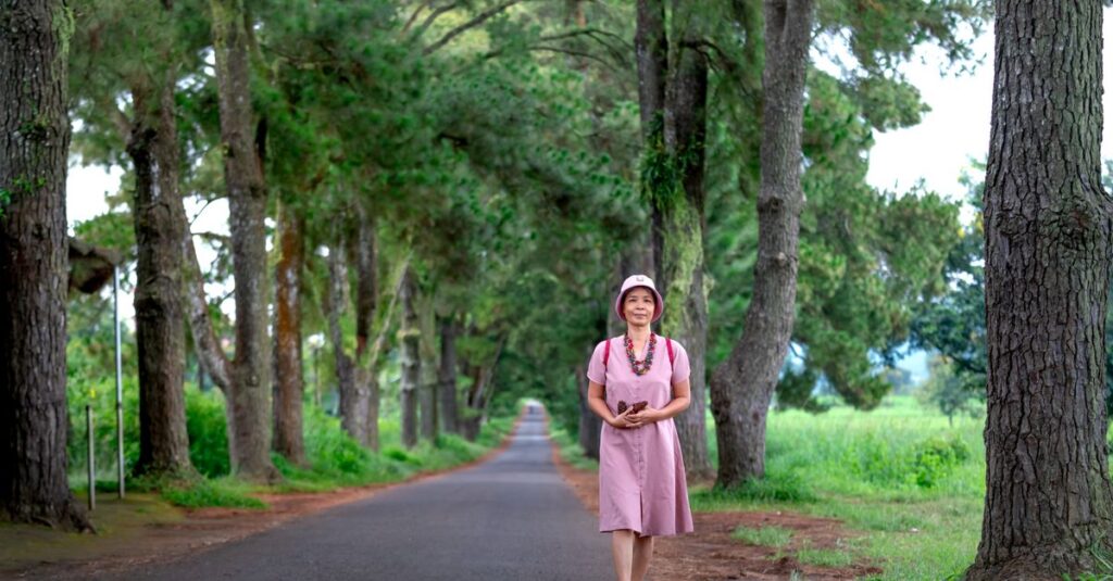 やわらかな光の中をひとり歩く女性。未来は、自分を信じることの延長線上にある。