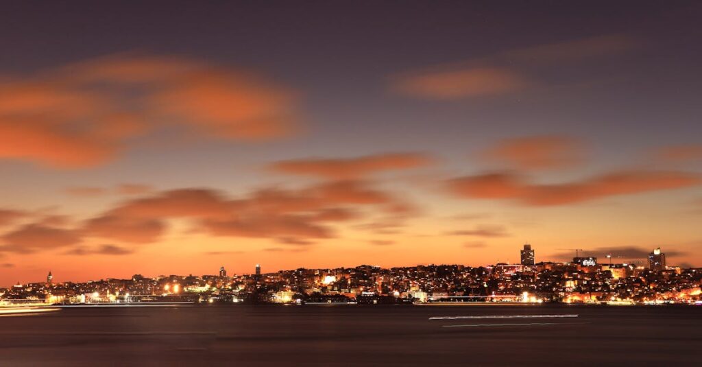 夕暮れの分かれ道に立つ旅人。いくつもの未来を想像できる心を象徴する風景。