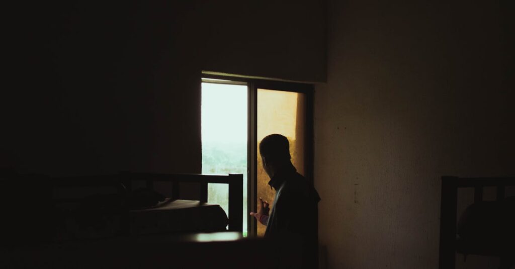 夜の静かな部屋にやわらかな光が差し込む。何もできなかった日も、ここまでたどり着いた事実は確かにある。