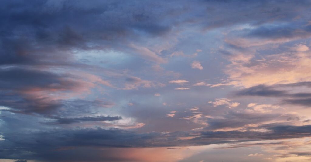 静かな夕暮れの空。流れる雲のように時間がやわらかく進んでいくイメージ。