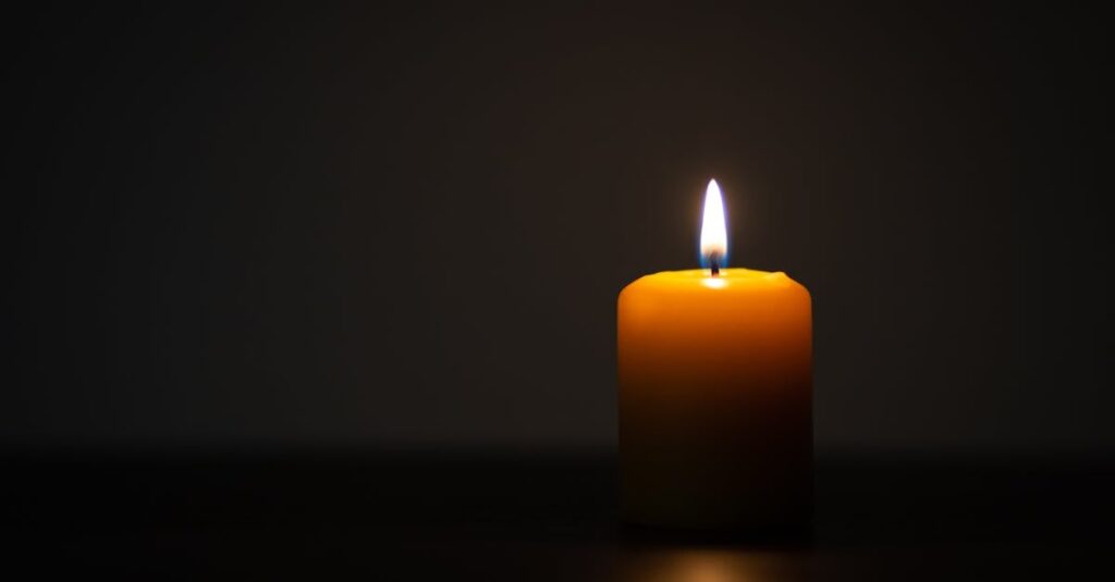 静かな夜にやわらかく灯るろうそく。孤独の中にも、消えない小さな光がある。