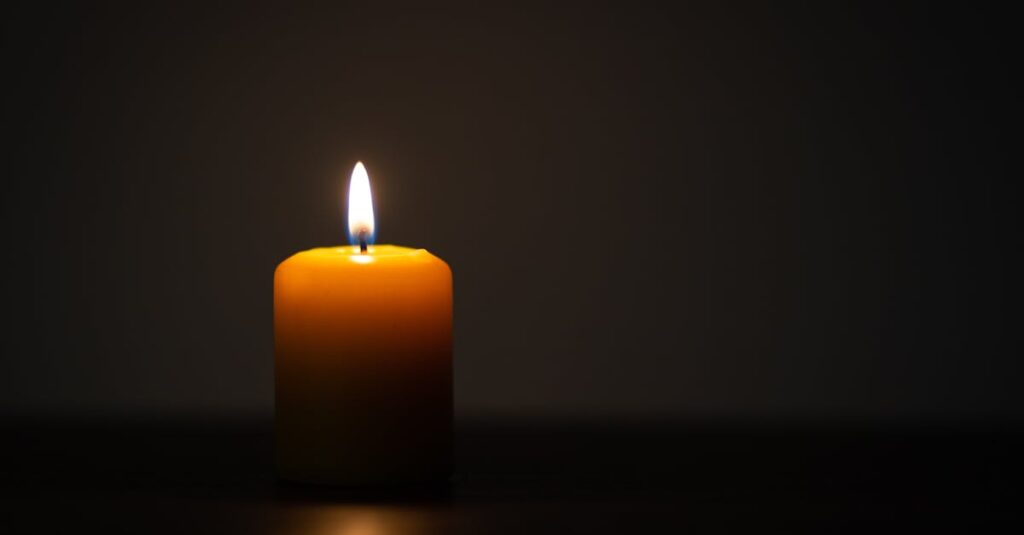 暗がりの中でやわらかく灯るろうそく。孤独の中にも、消えない小さな光がある。
