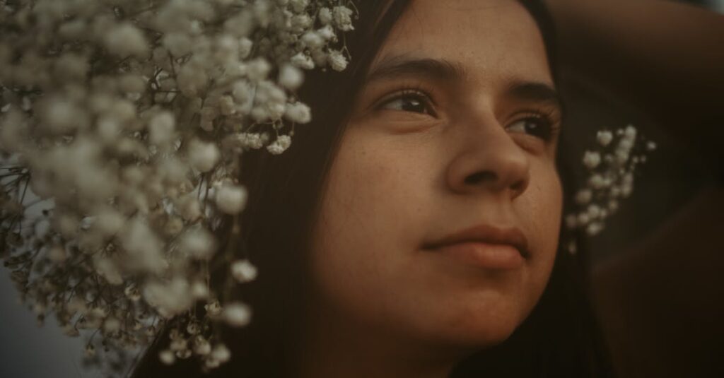 やわらかな朝の光の中で静かに息をつく女性。自分を守る選択をした後の穏やかな安心を象徴する風景。