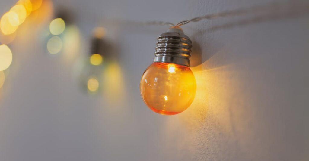 5つの柔らかな光が静かに並ぶ情景。5つのテーマをやさしく象徴する風景。