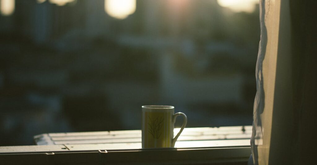 朝の光を浴びて静かに深呼吸する女性。穏やかに一日を始めるための、心の準備。