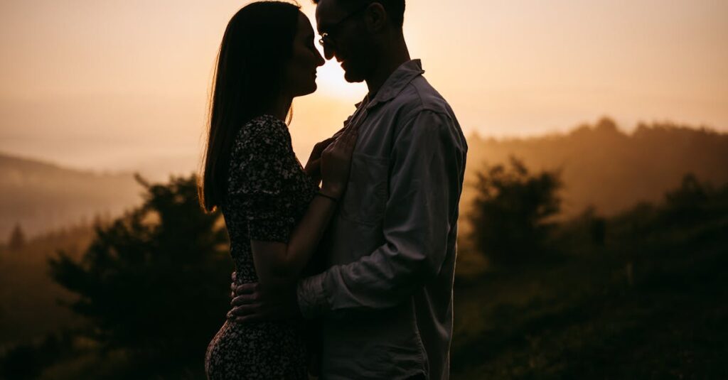 やわらかな朝焼けの光。存在のままでいいという静かな希望を象徴する風景。