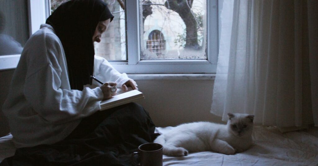 夜、やわらかな灯りの中で静かに言葉を綴る女性。自分の気持ちを受け取る時間を象徴する風景。