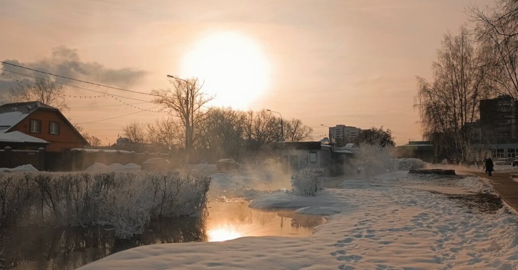 夕暮れの分かれ道に立つ旅人。いくつもの未来を想像できる心を象徴する風景。