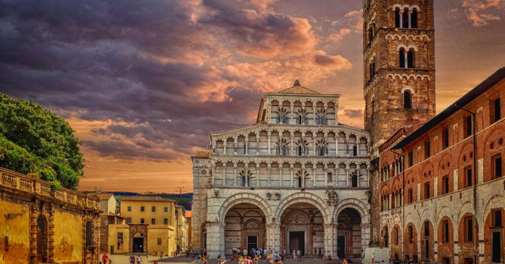 アリシア・フローレンスが微笑む穏やかな夕暮れ。優しさと肯定のエネルギーが漂う場面。