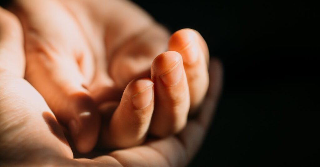 やわらかな光の中で静かに回復する女性。自分を満たすことで優しさが戻ってくる希望を象徴する風景。