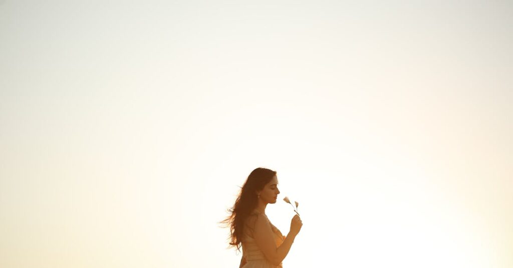 夕暮れの光の中で静かに微笑む女性。「それでいいのです」という言葉が、やさしく心をほぐしていく。