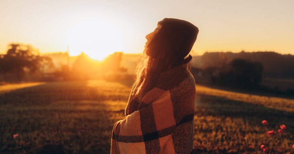 やわらかな朝の光が広がる地平線。静かな積み重ねが未来をつくることを象徴する風景。