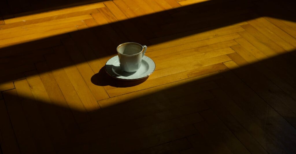 空になったカップが静かにテーブルに置かれている。余裕がなくなった心の状態を象徴する風景。