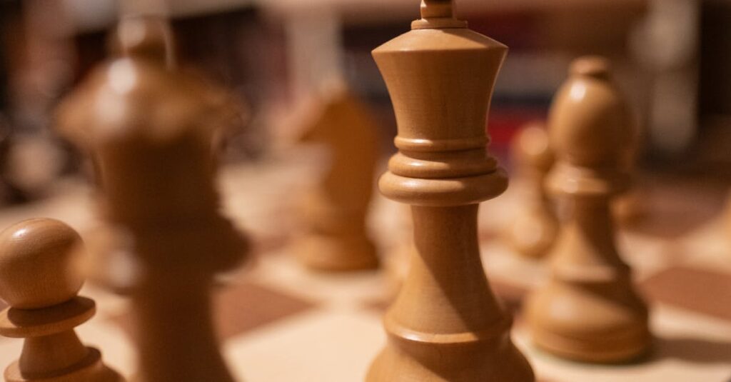 やわらかな光の中にひとつの駒。孤独の中にも、静かな強さと希望が宿っている。