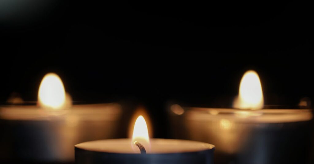 やわらかな灯りの中で静かに手を重ねる。やさしさは、自分の痛みを知っているからこそ生まれる。