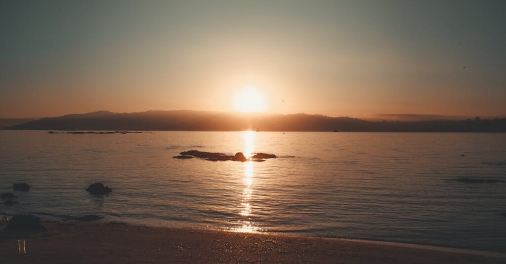 やわらかな朝焼けの空。整った先に広がる未来を象徴する静かな風景。