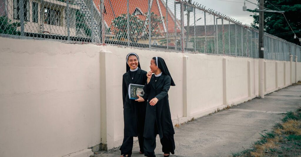 あたたかな光の中で食卓を囲む桐山零と川本三姉妹。静かな優しさと心のつながりを象徴するシーン。