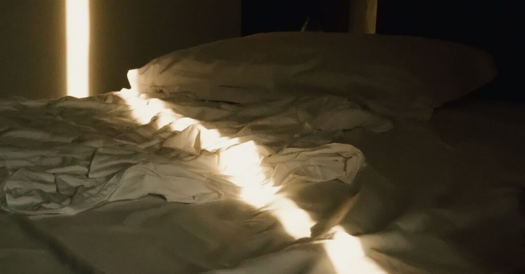 やわらかな光に包まれた静かな空間。自分をいたわる穏やかな時間を象徴する風景。
